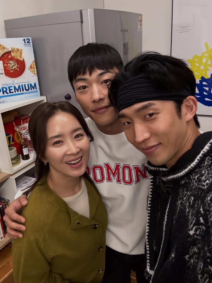 thehwanderland's tweet image. gunwoo &amp;amp; woojin with eomma! 🧑‍🧒‍🧒🏡

📸 yusun_17 IG POST
#Bloodhounds2 #사냥개들2
#WooDoHwan #우도환