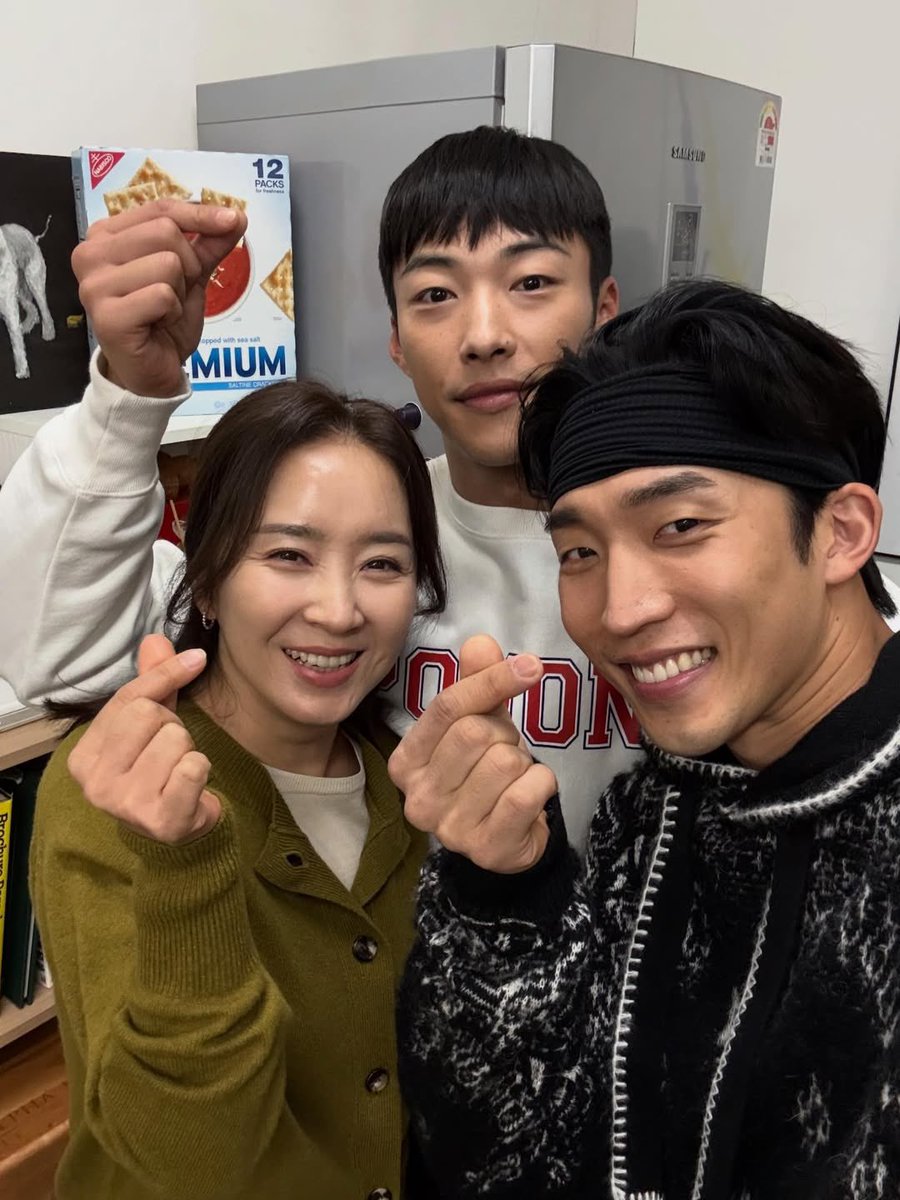 thehwanderland's tweet image. gunwoo &amp;amp; woojin with eomma! 🧑‍🧒‍🧒🏡

📸 yusun_17 IG POST
#Bloodhounds2 #사냥개들2
#WooDoHwan #우도환