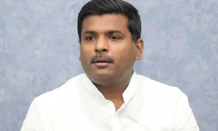 PoliticalP48440's tweet image. మాజీ మంత్రి గుడివాడ అమర్నాథ్ కు జైలు శిక్ష 

ఆరు నెలల జైలు శిక్షతో పాటు రూ. 5 వేలు జరిమానా విధిస్తూ విశాఖ అడిషనల్ చీఫ్ జ్యుడిషియల్‌ మెజిస్ట్రేట్ వరలక్ష్మి తీర్పు 

2016 ఏప్రిల్ 17న ప్రత్యేక రైల్వే జోన్ కోసం జీవీఎంసీ గాంధీ విగ్రహం దగ్గర గుడివాడ అమర్నాథ్ దీక్ష

దీక్షను