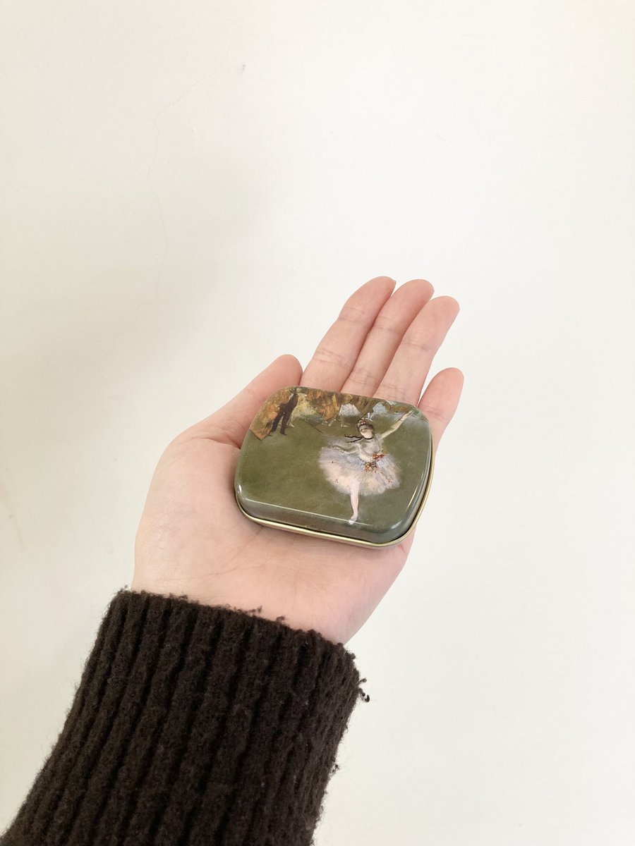 ncam_ms's tweet photo. 大人気！
アートミニボックスの新柄が登場！

アクセサリーやお薬、ヘアピンなど…
カバンの中で無くしやすい小物類を入れることができるミニ缶ケースです。

持ち物に、アート作品を取り入れてみるのも素敵です✨

#名古屋市美術館
#ミュージアムショップ https://t.co/JvSiUhaiqV
