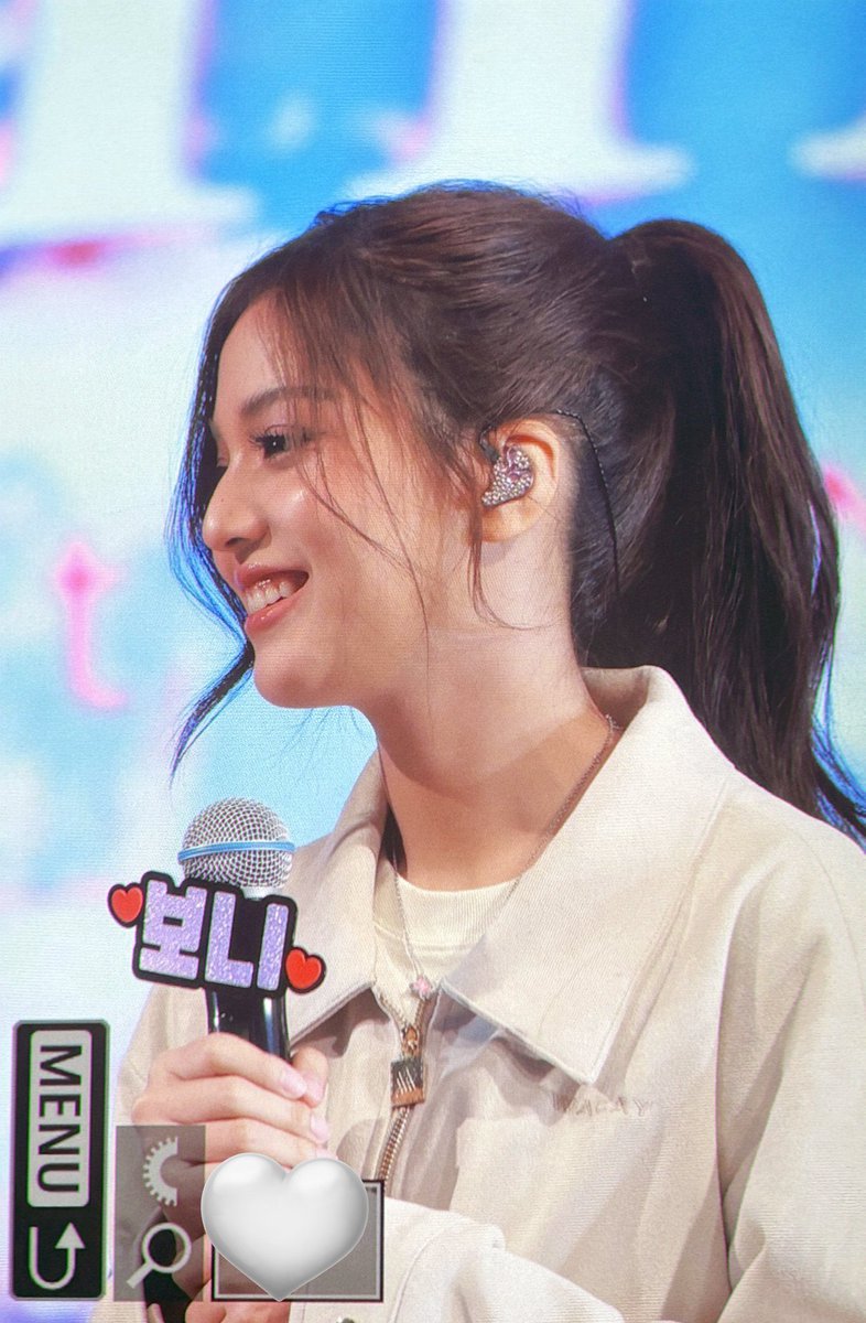 eighthfilm's tweet photo. bonnie is so pretty with her hair up im in love

EMIBONNIE 1ST TIME IN KOREA
#EmiBonnieFMSeoul https://t.co/Iu98iB48FN