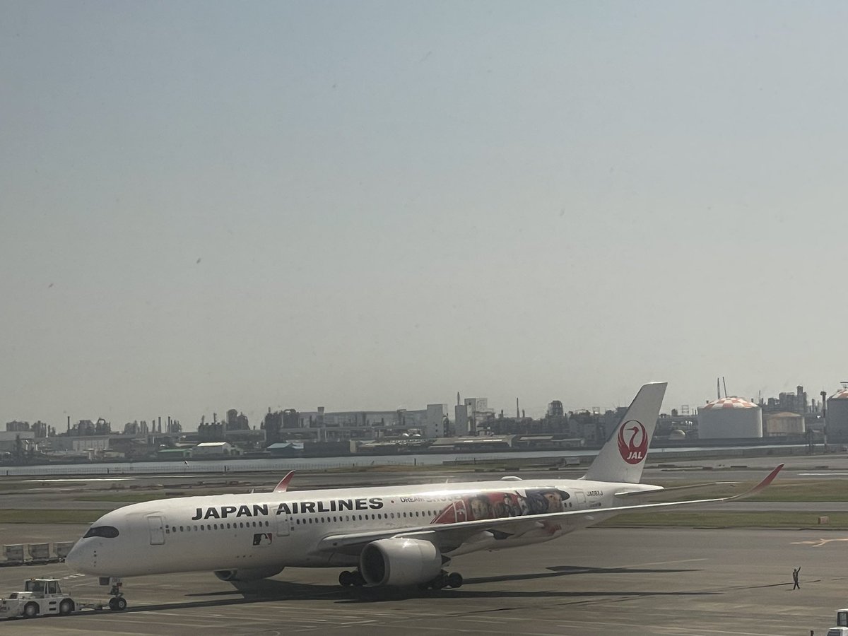 Napinopino2's tweet image. 1ヶ月ぶりの羽田✈️
京急降りて近くのエスカレーターに乗ったら周りが様変わりしてて青い🩵
1ヶ月で改修工事した！？と思ったら普通に2タミにいました、ナゼ

ということで、気を取り直してバルク席で！
DREAM SHO JETも見れた✨✨

#JAL
#HND
#大谷翔平