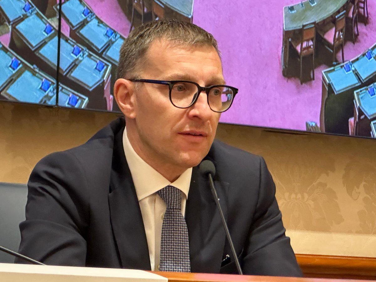 Fiaip's tweet photo. 𝐅𝐈𝐀𝐈𝐏 é intervenuta con il Vice Presidente Nazionale Vicario 𝐅𝐫𝐚𝐧𝐜𝐞𝐬𝐜𝐨  𝐋𝐚 𝐂𝐨𝐦𝐦𝐚𝐫𝐞 al Convegno svoltosi al Senato promosso da Confassociazioni: "𝐂𝐨𝐦𝐮𝐧𝐢𝐜𝐚𝐫𝐞 𝐥'𝐚𝐛𝐢𝐭𝐚𝐫𝐞 𝐝𝐚𝐥𝐥𝐚 𝐫𝐢𝐪𝐮𝐚𝐥𝐢𝐟𝐢𝐜𝐚𝐳𝐢𝐨𝐧𝐞 𝐚𝐥𝐥𝐚 𝐫𝐢𝐠𝐞𝐧𝐞𝐫𝐚𝐳𝐢𝐨𝐧𝐞, 𝐧𝐮𝐨𝐯𝐞 𝐯𝐢𝐬𝐢𝐨𝐧𝐢 𝐞 𝐩𝐨𝐥𝐢𝐭𝐢𝐜𝐡𝐞 𝐮𝐫𝐛𝐚𝐧𝐞 𝐬𝐨𝐬𝐭𝐞𝐧𝐢𝐛𝐢𝐥𝐢 𝐞 𝐢𝐧𝐜𝐥𝐮𝐬𝐢𝐯𝐞". 

"La casa oggi 𝐧𝐨𝐧 è 𝐬𝐨𝐥𝐨 𝐮𝐧 𝐛𝐞𝐧𝐞 𝐞𝐜𝐨𝐧𝐨𝐦𝐢𝐜𝐨 – ha evidenziato La Commare -  ma il fulcro della della qualità della vita e della coesione sociale. È necessario 𝐬𝐮𝐩𝐞𝐫𝐚𝐫𝐞 𝐢𝐥 𝐜𝐨𝐧𝐜𝐞𝐭𝐭𝐨 𝐝𝐢 𝐫𝐢𝐪𝐮𝐚𝐥𝐢𝐟𝐢𝐜𝐚𝐳𝐢𝐨𝐧𝐞 per abbracciare una visione più ampia di rigenerazione urbana, che integri edilizia, servizi, mobilità e ambiente”.

Per il Vicepresidente Nazionale Vicario FIAIP Francesco La Commare:  “Serve un approccio che metta al centro l’abitare, con politiche orientate a sostenibilità, inclusione ed efficienza. @FIAIP sostiene la valorizzazione del patrimonio esistente e lo sviluppo di un mercato immobiliare più equo, dinamico e trasparente, capace di rispondere alle nuove esigenze della società.”  

Da tutti gli interventi nel corso del Convegno, che ha visto la partecipazione del Presidente della Commissione Esteri e Difesa del Senato Maurizio Gasparri,  é emersa la chiara necessità di una cabina di regia unica nazionale sulla #casa, oltre  all’esigenza di accelerare il percorso del testo unificato sulla #rigenerazioneurbana.