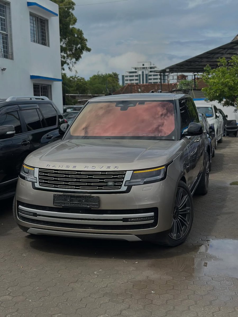 alasirimotors's tweet image. Range Rover Autobiography D300 | 2023 model 

Ksh.25 million

▪️3.0L inline-6 diesel
▪️Panoramic sliding glass roof
▪️Adaptive air suspensions 
▪️Meridian surround sound system