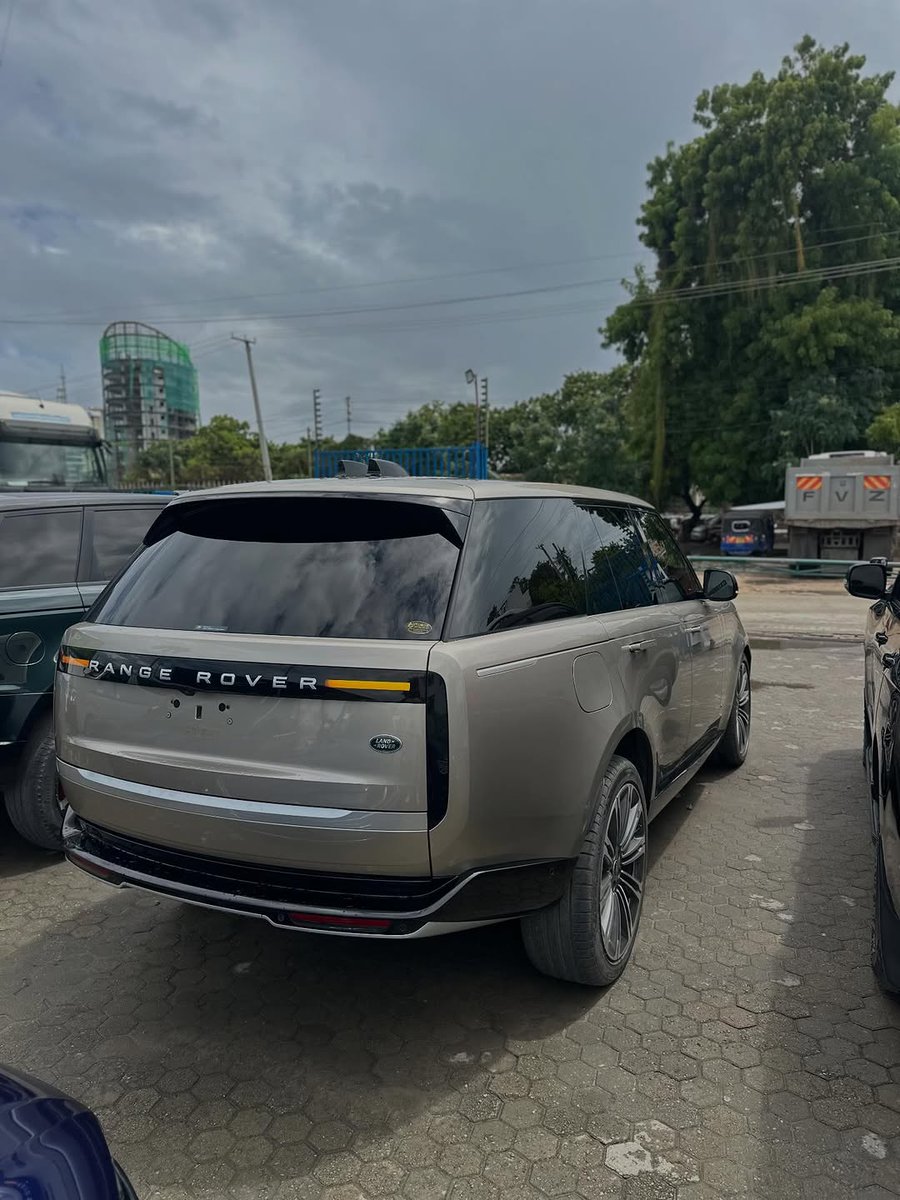 alasirimotors's tweet image. Range Rover Autobiography D300 | 2023 model 

Ksh.25 million

▪️3.0L inline-6 diesel
▪️Panoramic sliding glass roof
▪️Adaptive air suspensions 
▪️Meridian surround sound system