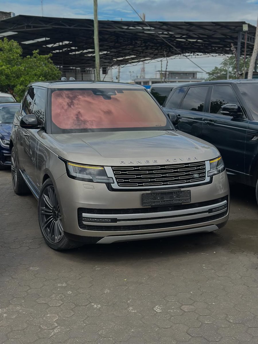 alasirimotors's tweet image. Range Rover Autobiography D300 | 2023 model 

Ksh.25 million

▪️3.0L inline-6 diesel
▪️Panoramic sliding glass roof
▪️Adaptive air suspensions 
▪️Meridian surround sound system