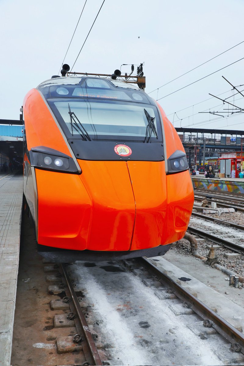 TechAnsuman's tweet image. More Vande Bharat Sleepers routes Are Coming Soon..

The Railway Board is gearing up to expand its next-gen overnight fleet with multiple #VandeBharatSleeper routes on the way.

Likely route: 
#Bengaluru - #Mumbai
#Delhi - #Surat

These 2 routes are almost finalised.

Additional