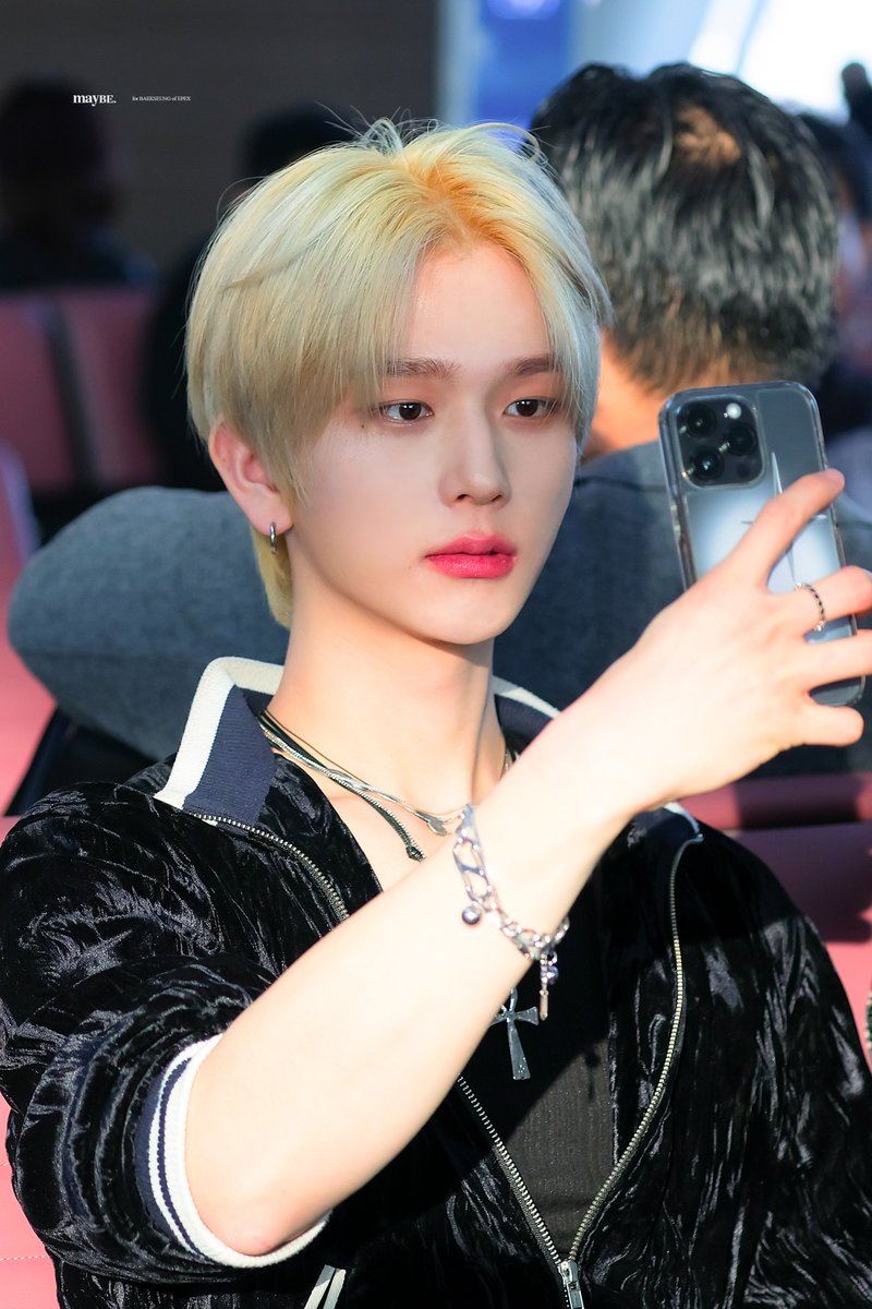 ᴍᴀʏʙᴇ. tweet media