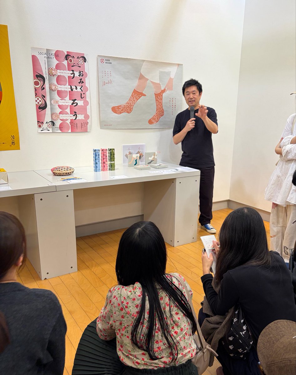 tabiazarasi's tweet photo. JPDA中部パッケージデザイン展に来ました！ギャラリートークも始まっています。
ピースグラフィックス平井さん&amp;側島製罐 石川さん @LWITBR1906 https://t.co/Cn2h3lGNgs