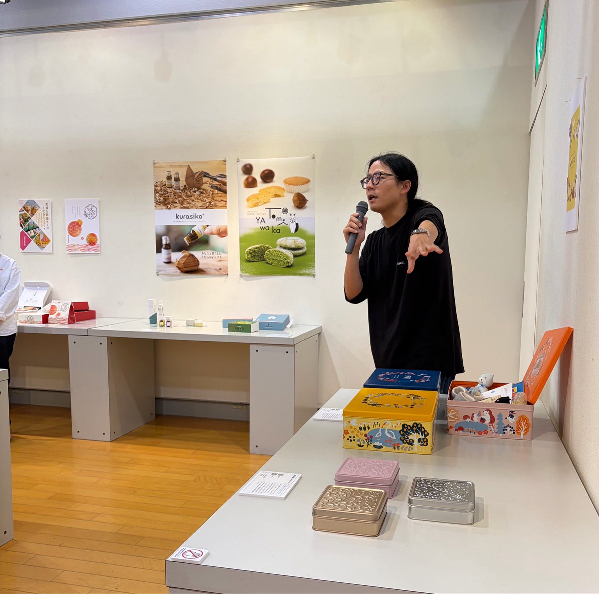 tabiazarasi's tweet photo. JPDA中部パッケージデザイン展に来ました！ギャラリートークも始まっています。
ピースグラフィックス平井さん&amp;側島製罐 石川さん @LWITBR1906 https://t.co/Cn2h3lGNgs