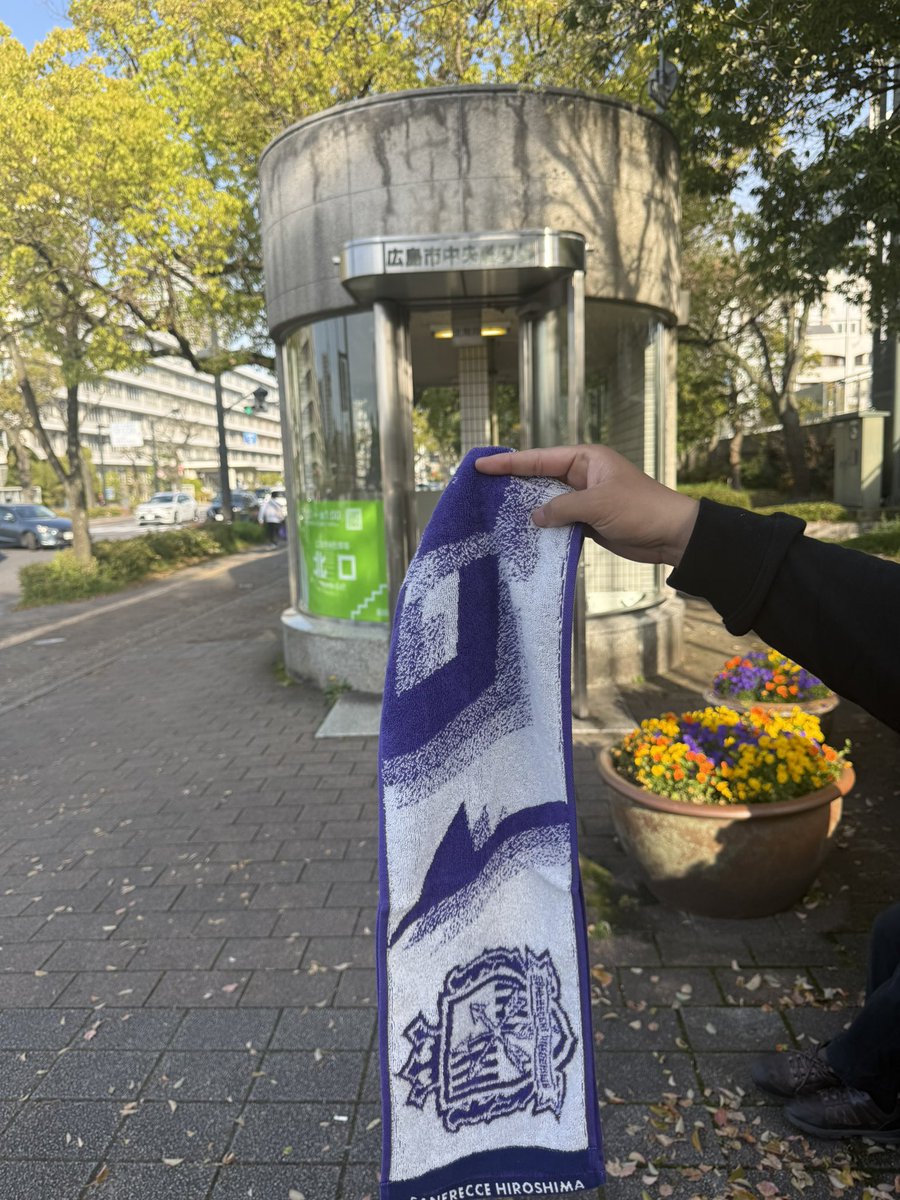 GHOST_SAFF's tweet photo. 広島市中央駐車場にタオマフ落ちてました
拡散お願いします https://t.co/PBm0acscyK