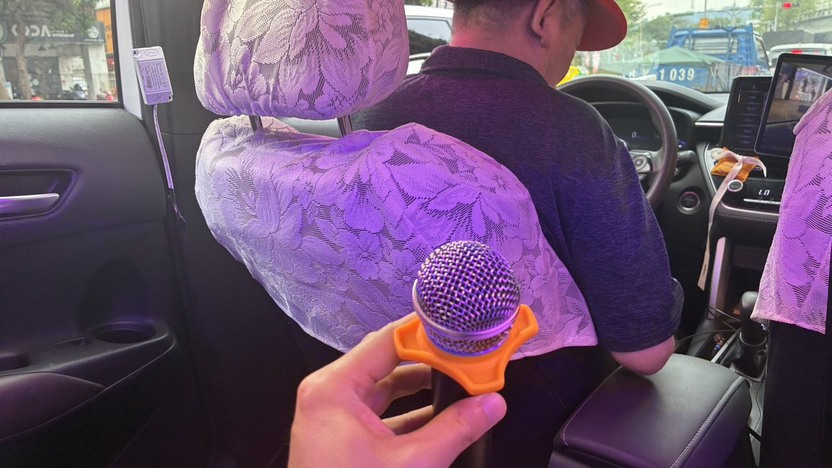 最寄駅からタクシー乗ったらドライバーに何故かマイク渡されたので、とりあえず「ANON TOKYO!!!!!」と叫んだら、外にスピーカーが設置されていたらしく台湾の街中にオタクの雄叫びが響き渡った🙂
 #BanGDreamLIVE_TAIPEI