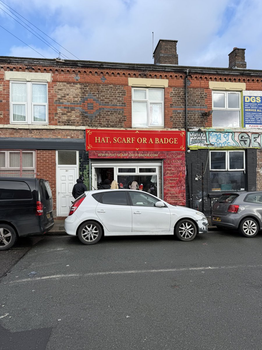 hatscarforabadg's tweet image. We will be open from 2.30 today,call in and have a look 👍 #lfc #liverpool #LiverpoolFC