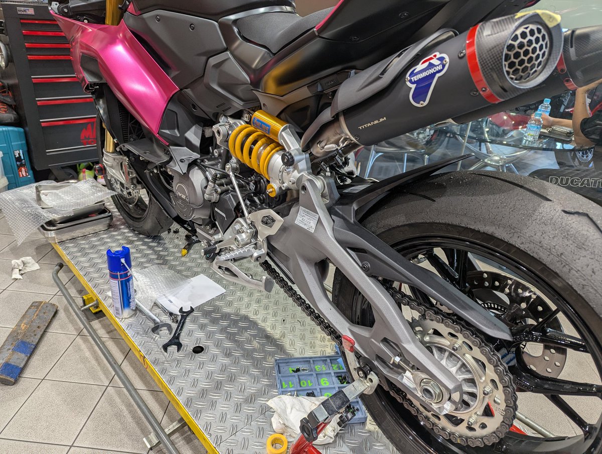 Ducati_Service's tweet image. 🇮🇹　panigale V2S　🇮🇹
カスタム　油圧プリロードアジャスター
取付ました❗️
#ドゥカティ
#DLT
#Ducati
#ducati
#ohlins