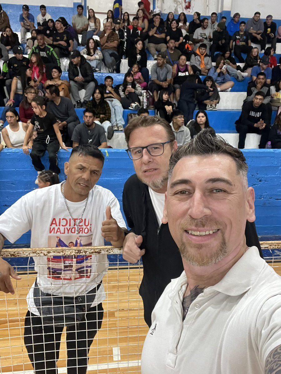 OrlandoAndVera's tweet photo. Con un Gimnasio Municipal 1 lleno acompañamos la noche de boxeo donde #diegosananco y su pupilo @dylannavarro el #distinto de los #GuerrerosDelInta tenía la pelea estelar, la que ganó por ko técnico en el 2” round 🥊 muchas escuelas de box de la zona fueron parte de la noche con muy buenos combates!!! Excelente gente y vamos Dylan por este gran camino representando a #Trelew 🥊🇦🇷
