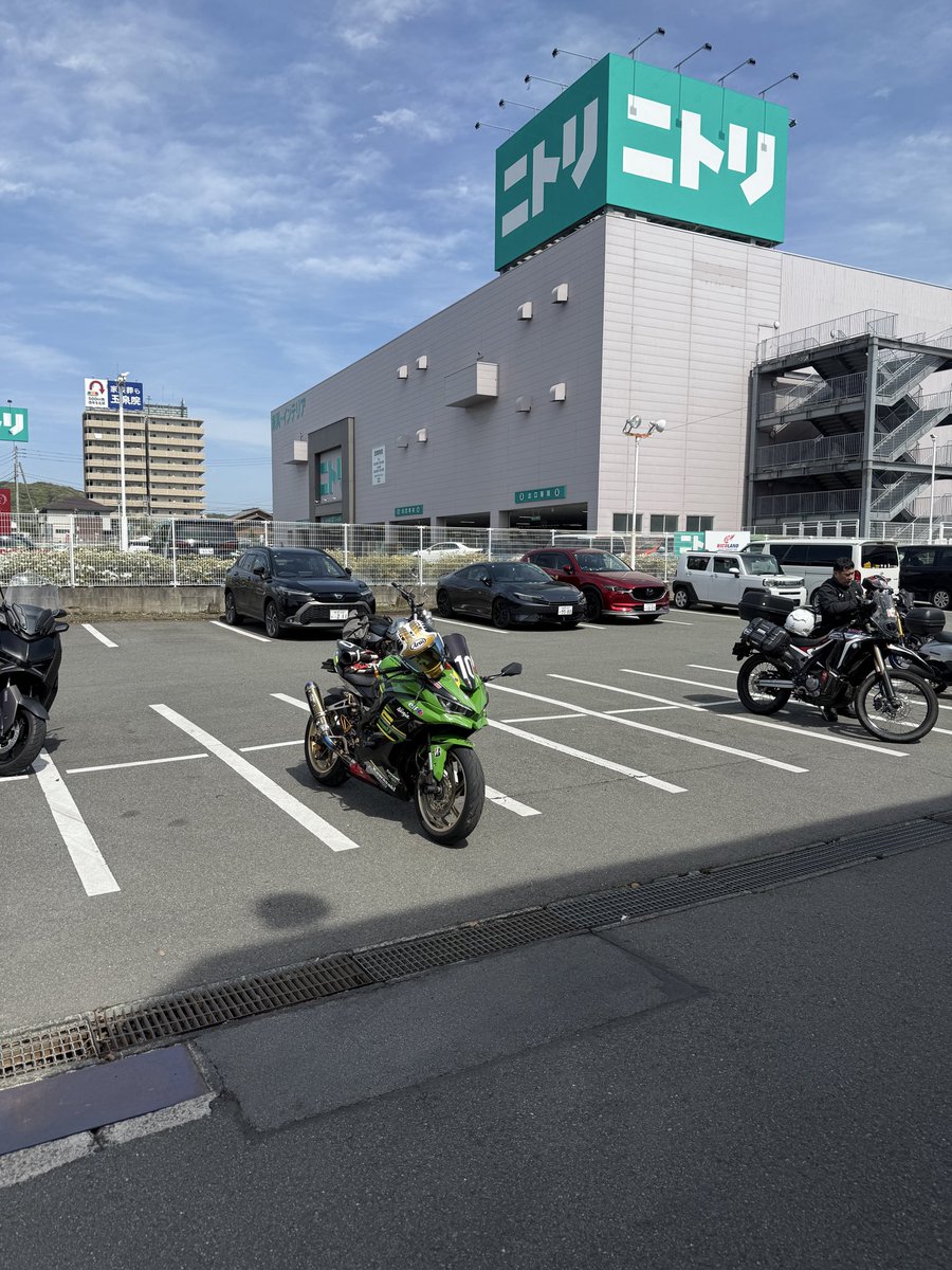 Greendevil_25R's tweet image. 悪魔👿です
ニトリにきました

じゃなくて、、、

ライコランド熊本ですよー

知らない人がこそっと写真撮ってた📷
俺のバイク💦
一応一言声かけて欲しいかな、、、