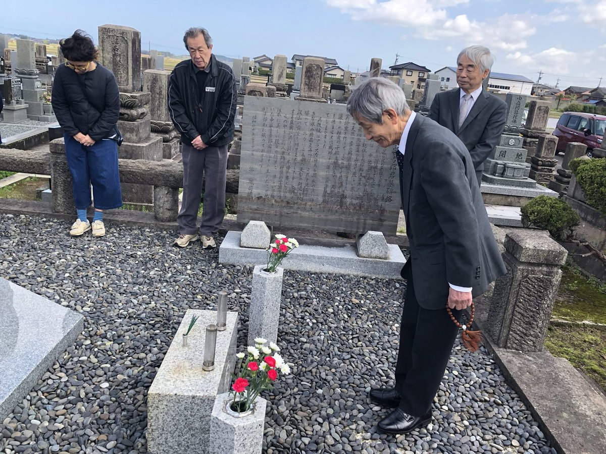 本日4月11日は、中谷宇吉郎博士の命日。
1962年に61歳で亡くなられてから、没後63年の年となります。
本日は職員・友の会一同でお墓参りを行い、宇吉郎が残された研究や言葉に思いを馳せました。これからも宇吉郎の志と雪氷研究の精神を受け継ぎながら、雪と氷の魅力を皆さまにお伝えしてまいります。