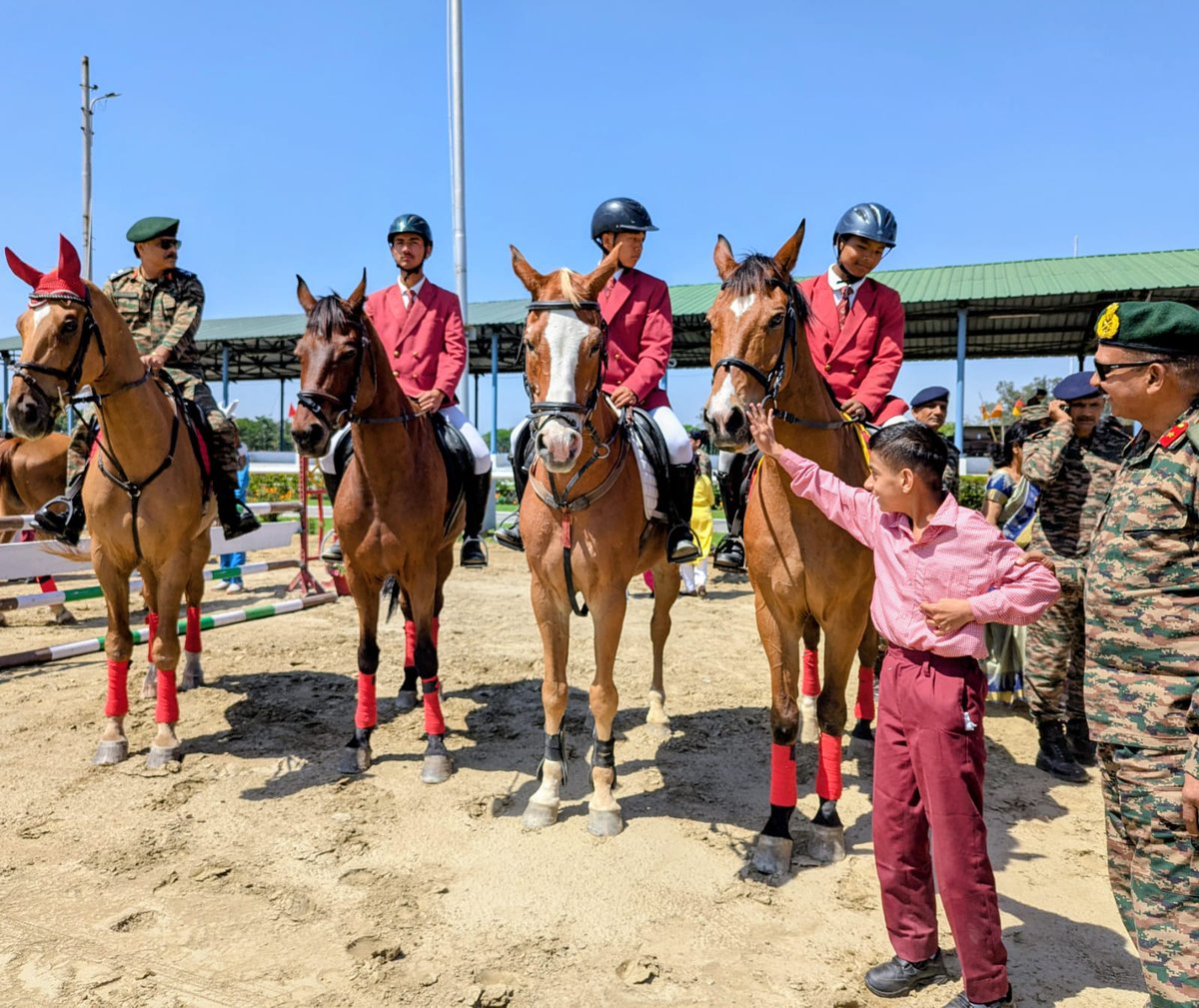 suryacommand's tweet image. "𝗛𝗲𝗮𝗹𝗶𝗻𝗴 𝘁𝗵𝗿𝗼𝘂𝗴𝗵 𝗰𝗼𝗻𝗻𝗲𝗰𝘁𝗶𝗼𝗻, 𝘀𝘁𝗿𝗲𝗻𝗴𝘁𝗵 𝘁𝗵𝗿𝗼𝘂𝗴𝗵 𝗰𝗮𝗿𝗲."

On #WorldAutismAwarenessDay, Military Hospital,#Meerut organised an Equine Therapy session at RVC Centre &amp;amp; College for children of ASHA School, fostering emotional bonding, sensory