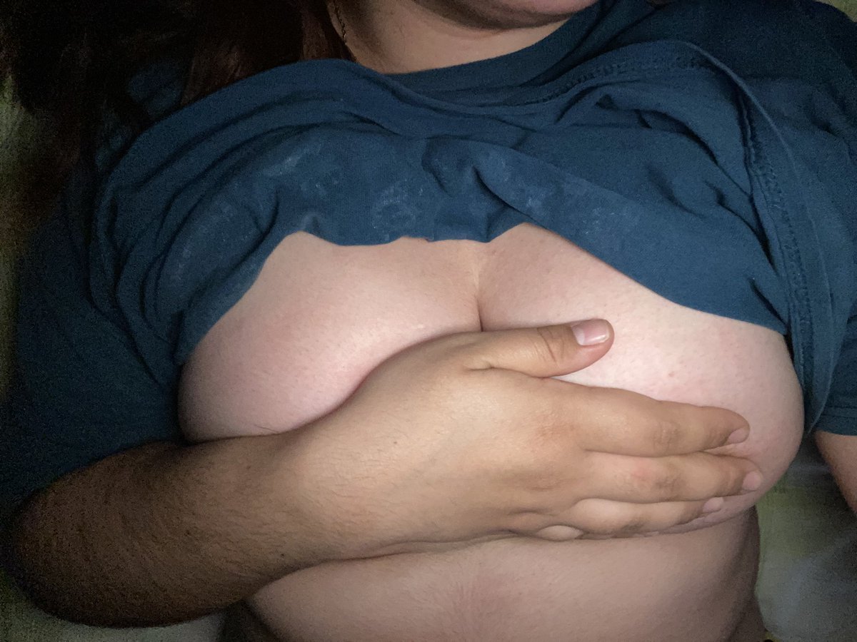 Hola amores buenas noches , hoy estoy solita en mi casa viendo porno en lo que me empiezo a tocar, ustedes como están ? 😽