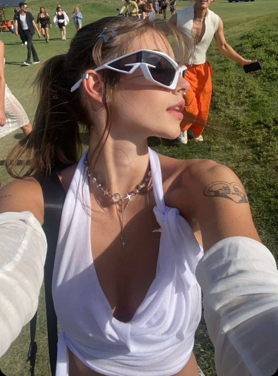 Evva_vv's tweet photo. I’m so jealous of everyone’s new Coachella outfit, here’s Eva’s day 1 https://t.co/Al9DP0ru8B