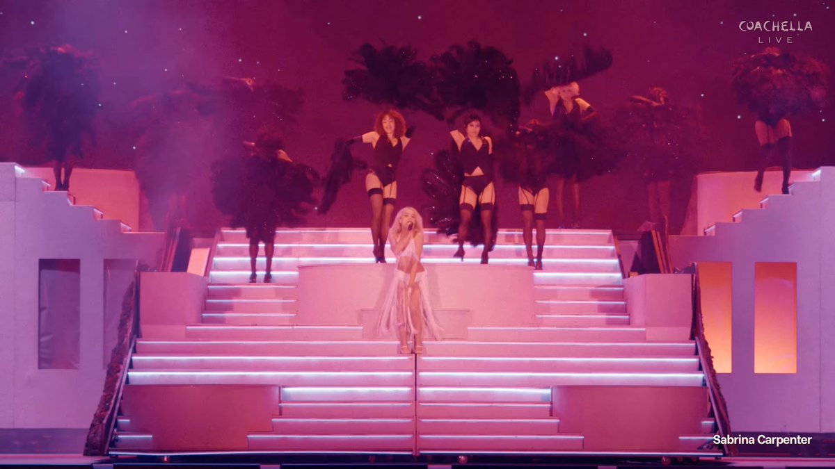 's tweet image. the life of a showgirl ❤️‍🔥 #sabchella