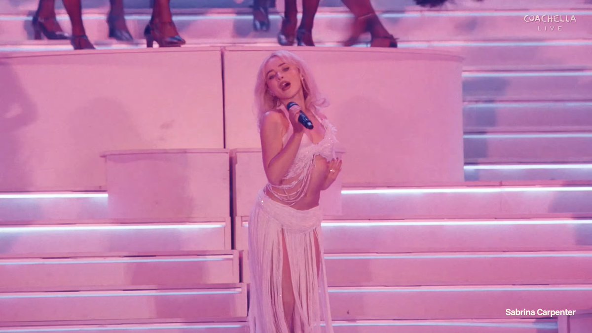 's tweet image. the life of a showgirl ❤️‍🔥 #sabchella