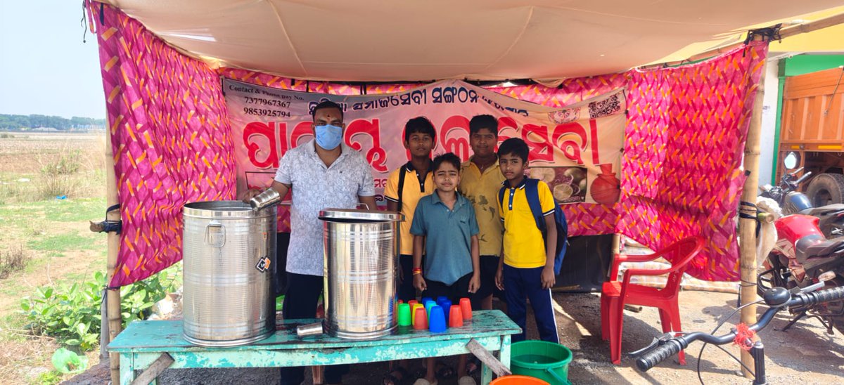 ChhatiaSevak's tweet photo. ମାନବତାର ଶିତଳ ପ୍ରତିଛାୟା  🙏
ବିଗତ ୪ ଦିନ ଧରି ଆମ ସଙ୍ଗଠନ ପରିବାର ତରଫରୁ ଛତିଆ ଅଞ୍ଚଳରେ ନିରନ୍ତର ଚାଲିଛି
ପିପାସୁଙ୍କୁ ଜଳ ଦେବା,
ପଥିକଙ୍କୁ ସନ୍ତ୍ୱନା ଦେବା ଏହା କେବଳ ଏକ ପ୍ରୟାସ ନୁହେଁ,  
ମାନବତାର ପବିତ୍ର ସନ୍ଦେଶର ଜୀବନ୍ତ ଉଦାହରଣ।
“ଜଳ ଦେବା ହେଉଛି ଜୀବନ ଦେବା”
 “ସେବାରେ ଧର୍ମ, ଜଳରେ ମାନବତା”
#ଜଳଛତ୍ର https://t.co/2zDKtAAWlv