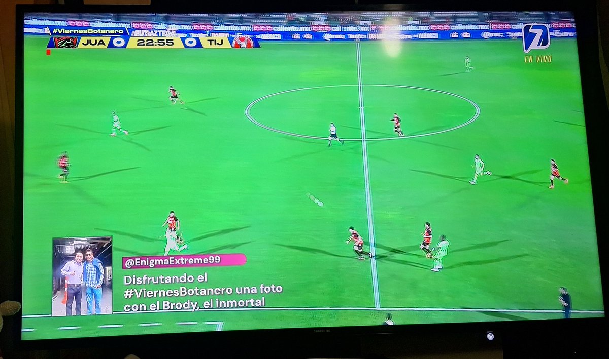 EnigmaExtreme99's tweet photo. Salio mi foto con el inmortal @SoyJorgeCampos1 en @AztecaDeportes, tuve mis 2 segundos de fama 🥹🙌🏼 https://t.co/Y0aPkOZevm