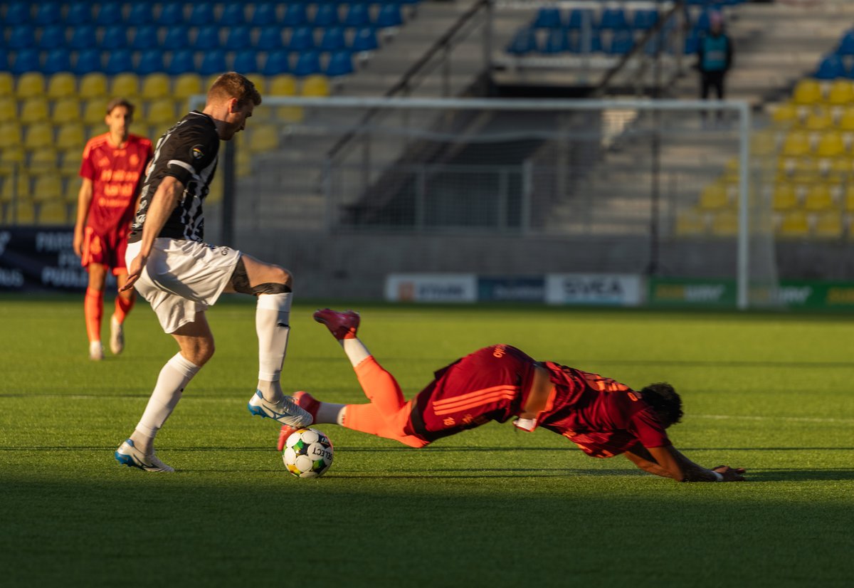 AkustiSalonen's tweet photo. @TPSjalkapallo  ja @FCLahti1996  kohtasivat pitkään odotetussa @Veikkausliiga  kotiavauksessa Kupittaan iltaauringossa. Kotijoukkue otti ansaitut kolme pistettä

Kuviin linkistä:
https://t.co/i8GxnmHqph

#TPS #FCLahti #Veikkausliiga #Sportphotography #Footballphotos #suomifutis https://t.co/hUnxYu17SS