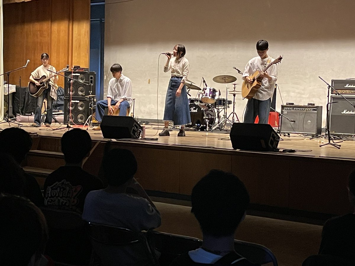 newsnet_kobe_u's tweet photo. 軽音楽系10団体が出演する「イッキ見！2026」が開演　神戸大学 学生会館 6F 大ホールできょう19時すぎまで開催（2026年4月11日　14時23分） https://t.co/6SGK5JHppR