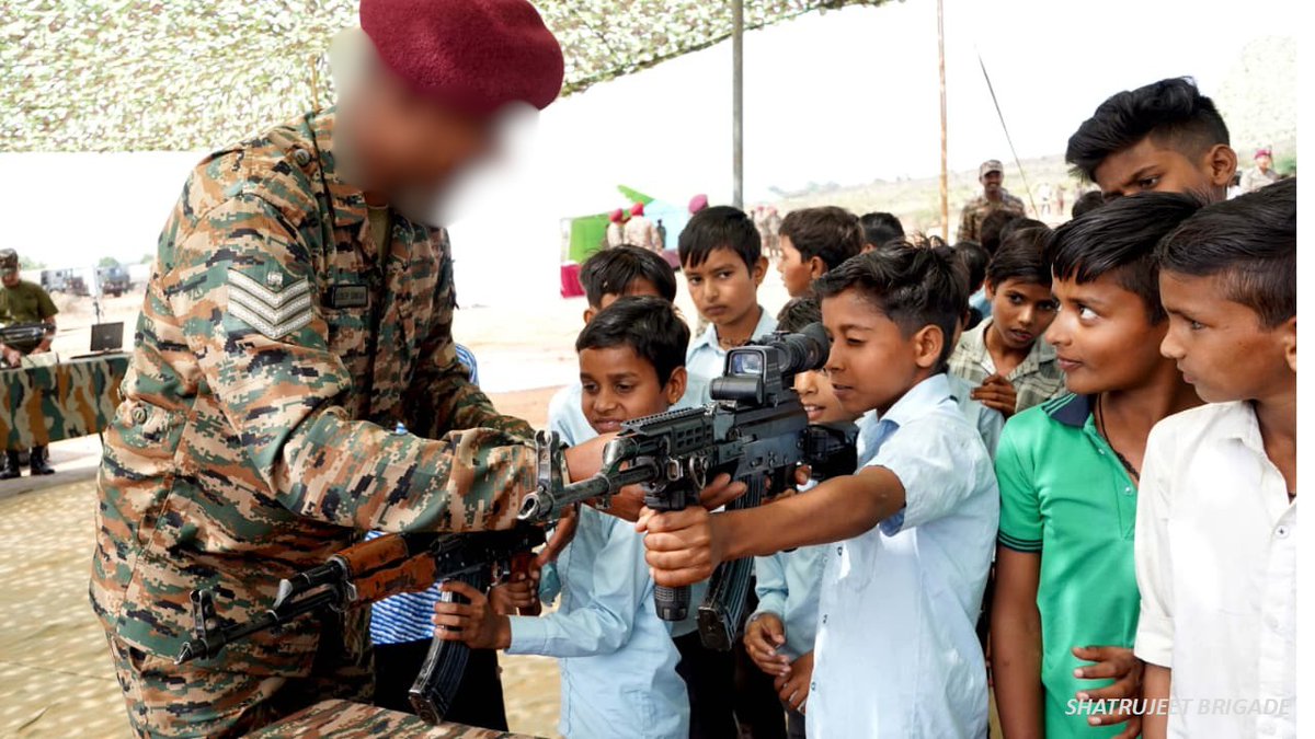 suryacommand's tweet photo. "𝗦𝗮𝗽𝗻𝗲 𝗯𝗮𝗱𝗲, 𝗵𝗮𝘂𝘀𝗹𝗮 𝘂𝘀𝘀𝗲 𝗯𝗵𝗶 𝗯𝗮𝗱𝗮."

#ShatrujeetWarriors conducted a dynamic outreach programme at SFFR, engaging around 300 students from government schools of #Dholpur. The young minds witnessed live artillery demonstrations, equipment displays and inspiring interactions with soldiers, offering a glimpse into the life, discipline and pride of the #ArmedForces.

The initiative ignited aspirations, instilled confidence and motivated students to dream big and serve the nation with purpose. A day of learning, inspiration and deep connect with the spirit of the Indian Army.

#IndianArmy #SuryaCommand #DreamBig #FaujiInMaking #JoinIndianArmy #YouthInspiration

@adgpi
@ProDefLko
@PROdefprayagraj
@PIB_India
@HQ_IDS_India
@PRODefDehradun
@UBArea_IA