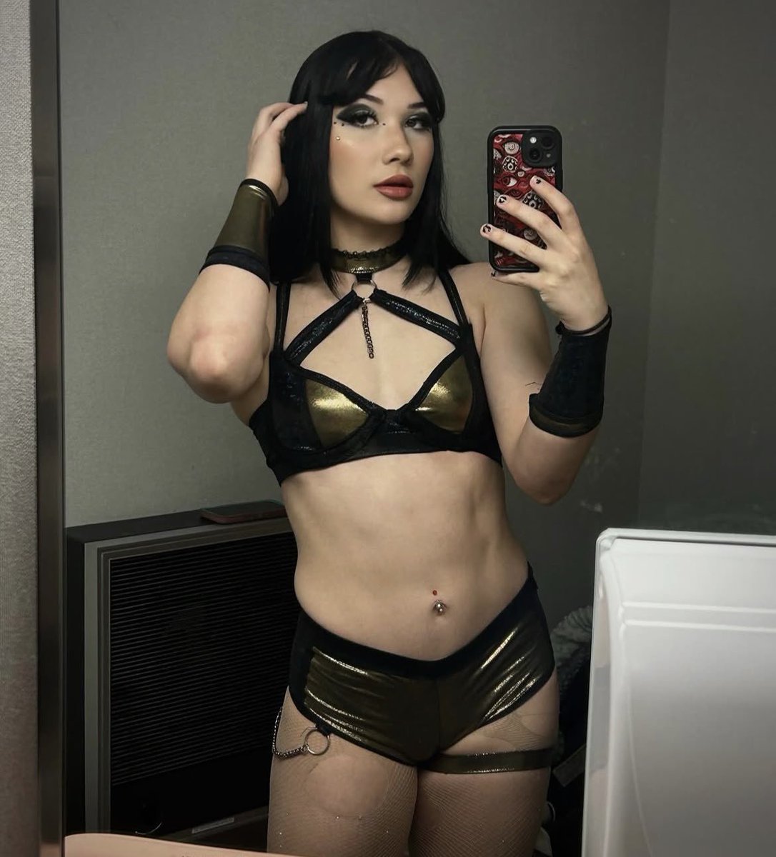 SirenaVeil's tweet image. i might’ve went thru a table tonight,.. i don’t remember 🫩
-
#sirenaveil #vampire #goth #prowrestler #prowrestling