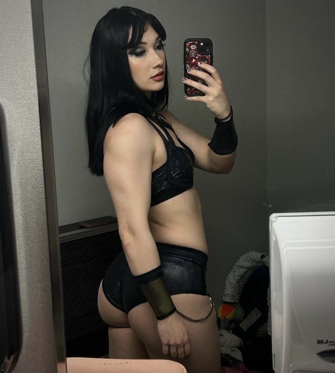 SirenaVeil's tweet image. i might’ve went thru a table tonight,.. i don’t remember 🫩
-
#sirenaveil #vampire #goth #prowrestler #prowrestling