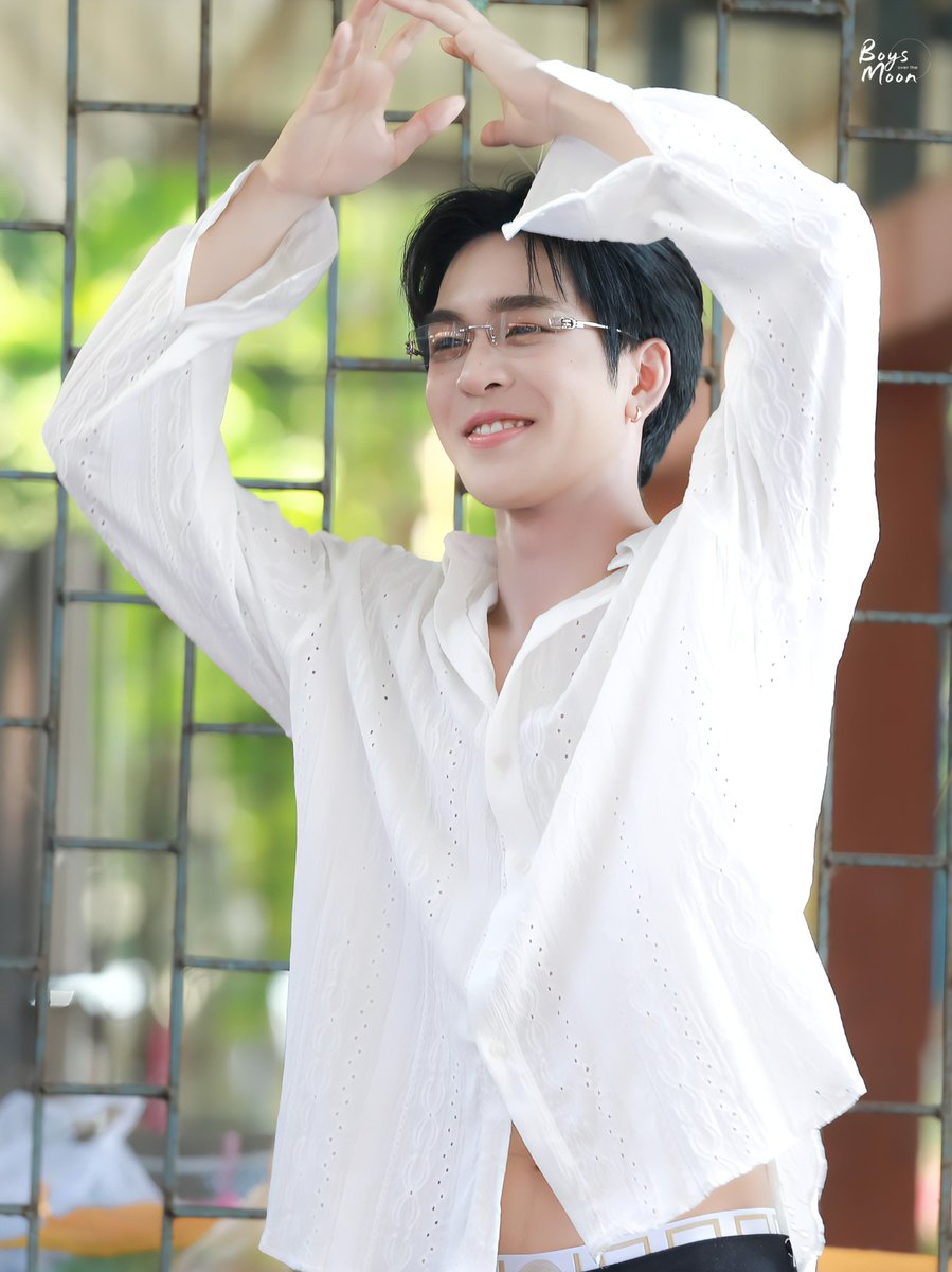 boysoverthemoongallery tweet media