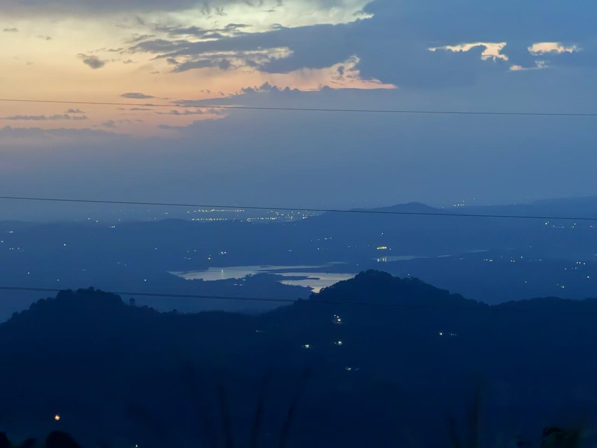 MadHatterMommy's tweet image. A lot of time in my travel went on arguing with my driver who kept saying that there are no lakes in this area. What do you see?