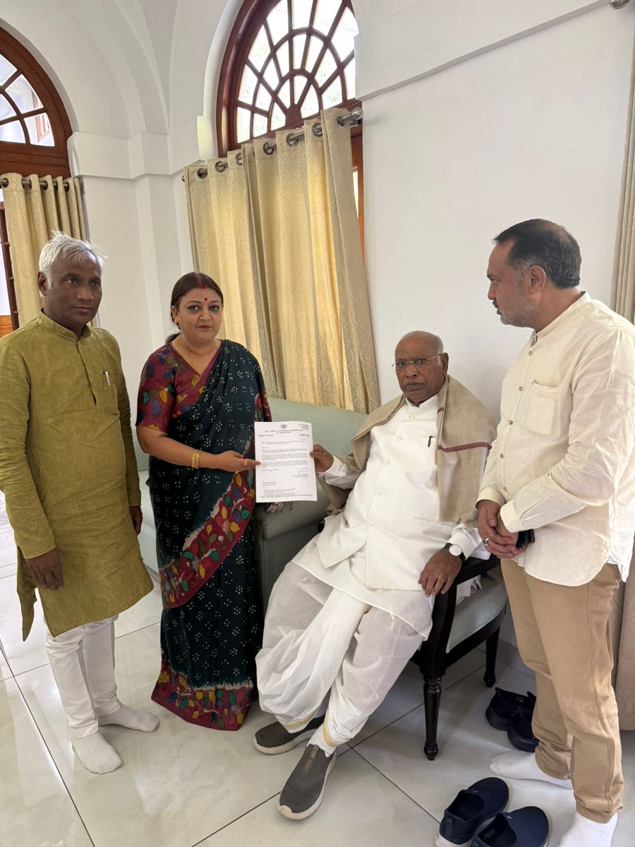 bansiwal_dk's tweet photo. आज अध्यक्ष राजस्थान प्रदेश कांग्रेस कमेटी अनुसूचित जाति श्रीमती ममता भूपेश जी ने नई दिल्ली  में राष्ट्रीय अध्यक्ष आदरणीय श्री मल्लिकार्जुन खड़गे जी से मुलाकात कर कल होने वाली “रन फॉर अम्बेडकर रन फॉर कांस्टीट्यूशन“ मैराथन में आकर आशीर्वचन देने के लिए आमंत्रित किया। https://t.co/qsyC1JUwgd