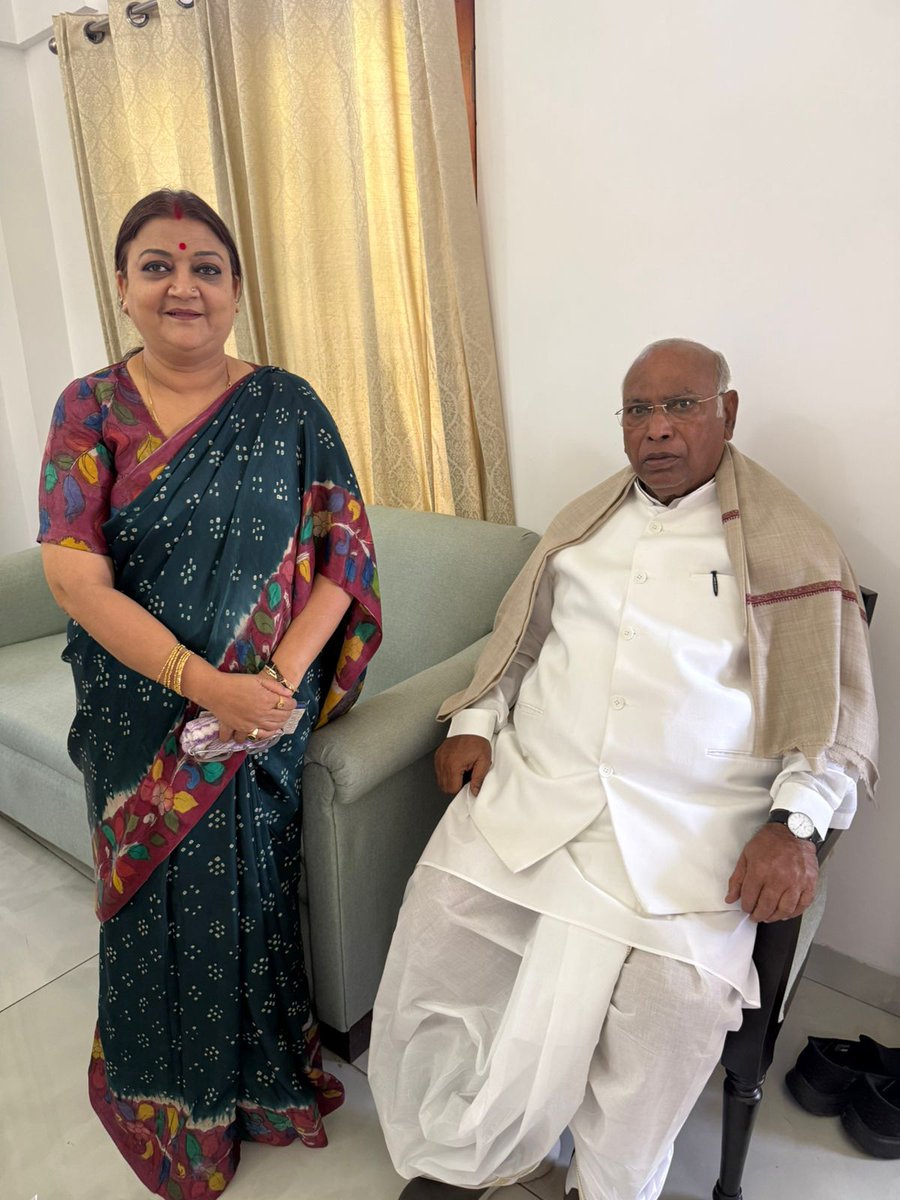 bansiwal_dk's tweet photo. आज अध्यक्ष राजस्थान प्रदेश कांग्रेस कमेटी अनुसूचित जाति श्रीमती ममता भूपेश जी ने नई दिल्ली  में राष्ट्रीय अध्यक्ष आदरणीय श्री मल्लिकार्जुन खड़गे जी से मुलाकात कर कल होने वाली “रन फॉर अम्बेडकर रन फॉर कांस्टीट्यूशन“ मैराथन में आकर आशीर्वचन देने के लिए आमंत्रित किया। https://t.co/qsyC1JUwgd