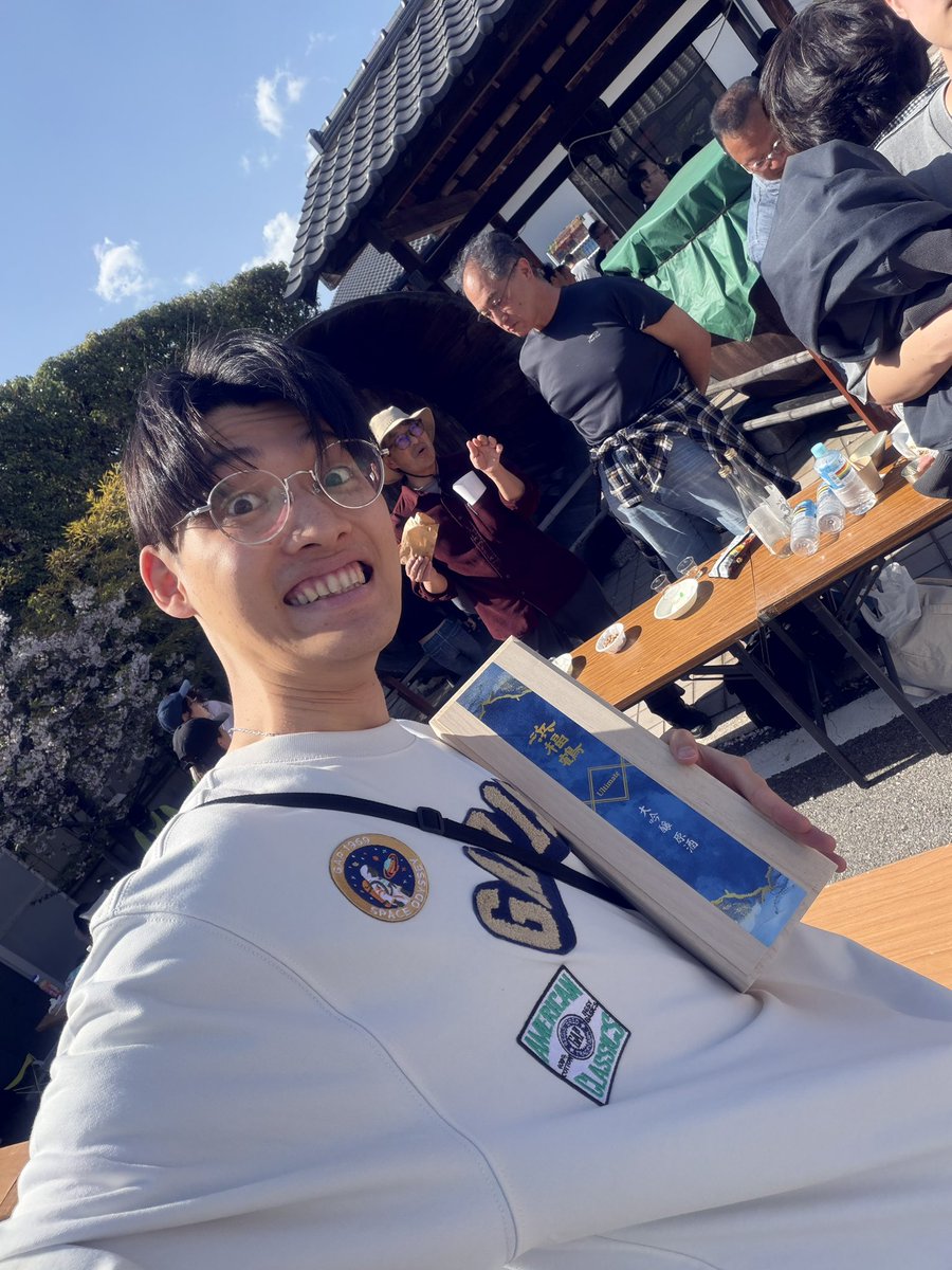 karasuuri_uka's tweet photo. 3000円買ったら1万円の酒貰えた。
？？？？？？？？
 #浜福鶴  #サイコー https://t.co/ObxyQVcxNk