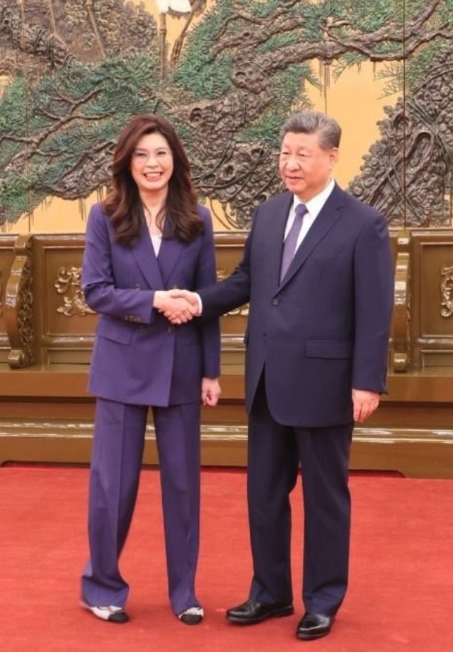 AMFChina's tweet photo. „𝐃𝐢𝐞 𝐀𝐧𝐠𝐞𝐥𝐞𝐠𝐞𝐧𝐡𝐞𝐢𝐭𝐞𝐧 𝐝𝐞𝐫 𝐖𝐞𝐥𝐭, 𝐰𝐞𝐧𝐧 𝐥𝐚𝐧𝐠𝐞 𝐠𝐞𝐭𝐞𝐢𝐥𝐭, 𝐦ü𝐬𝐬𝐞𝐧 𝐬𝐢𝐜𝐡 𝐯𝐞𝐫𝐞𝐢𝐧𝐞𝐧.”

Dieses Zitat aus „Die Geschichte der Drei Reiche" lege ich in meinem Buch "Wenn China angreift. Ein Szenario" (C.H.Beck, 2026) einem fiktiven KMT-Veteranen in den Mund. Es ist ein Signal der Bereitschaft zur Kooptierung durch Peking. Das jüngste Treffen der KMT-Vorsitzenden Cheng Li-wun (鄭麗文) mit Generalsekretär Xi Jinping illustriert, dass sich meine Befürchtungen einer illoyalen Opposition, welche Taiwans de facto Souveränität aufgibt, schon jetzt bewahrheiten.

#WennChinaAngreift

🇹🇼 🇨🇳