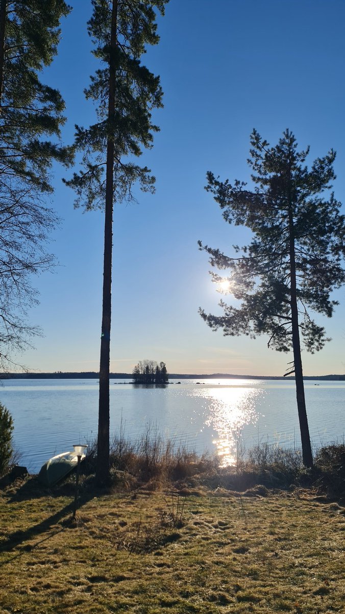 Huomenta Keski-Suomesta. Kirkas kevätaurinko ja suomalainen järvimaisema 👌