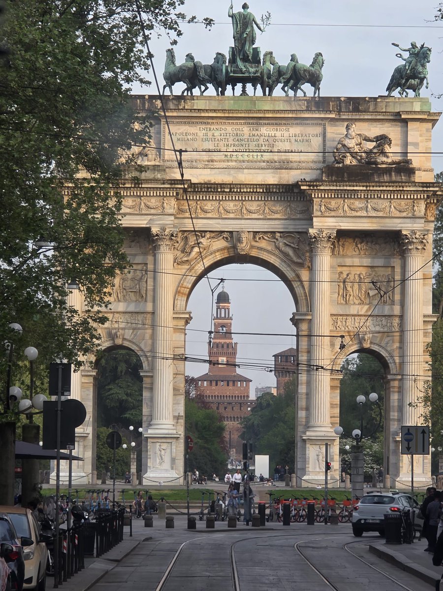 LoredanaStella's tweet image. Milano ha il suo cannocchiale naturale 🔭 e il Castello Sforzesco è sempre nel mirino.
#fotomia📸
#BuongiornoATutti  #milano  #11Aprile  #goodmorning