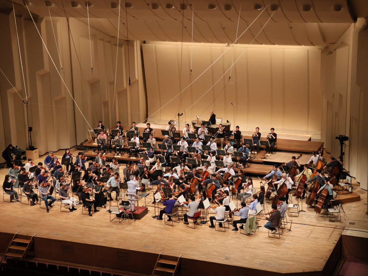 NHKSO_Tokyo's tweet photo. #N響 4月定期公演Aプログラム
4月11日(土)・12日(日)

#nhkso #FabioLuisi #JanVogler

本日・明日開催の4月定期Aプログラム。会場のNHKホールでのゲネプロが終了しました🎶

#ファビオ・ルイージ 指揮で贈る、#ハイドン《チェロ協奏曲第1番》(独奏：ヤン・フォーグラー)、そして #ブルックナー 《交響曲第9番》。
崇高で壮大な響きを会場でお楽しみください🎶

本日4/11(土)は18:00開演。
当日券はWeb🔗https://t.co/RLfV44uz63 のほか、17:00から会場でも販売いたします🎫

皆様のご来場をお待ちしております✨

[公演詳細]
4/11 https://t.co/8gkz34r1Er
4/12 https://t.co/EdBtQVP9r5