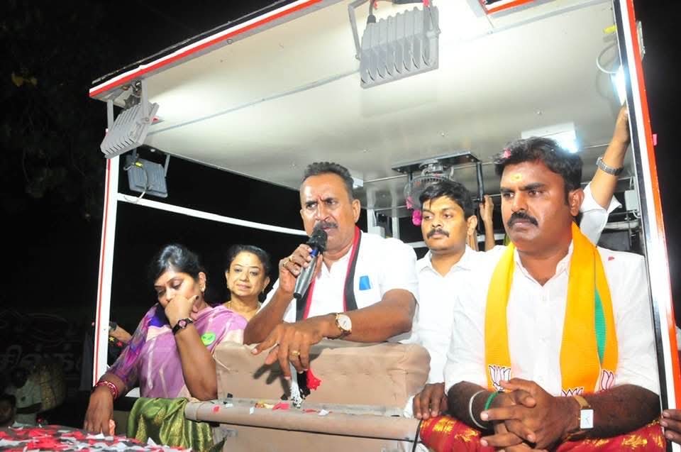 asmaheswaricbe's tweet photo. தொண்டாமுத்தூர் சட்டமன்ற தொகுதி வெற்றி வேட்பாளர், நம் உள்ளாட்சி நாயகன், கழக தலைமை நிலைய செயலாளர் மாண்புமிகு S.P.வேலுமணி அண்ணார் அவர்களோடு தொண்டாமுத்தூர் தொகுதியில் தேர்தல் பிரசார சுற்றுப் பயணத தில் கலந்து கொண்ட எழுச்சிமிகு தருணம்…. 
@AIADMKOfficial 
@EPSTamilNadu
@AIADMKITWINGOFL https://t.co/I1KxBFP7MI