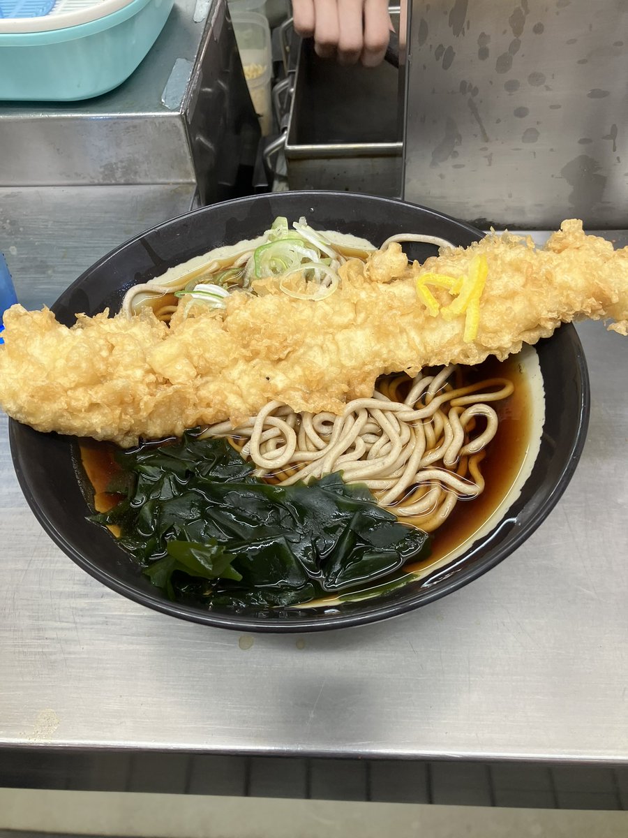 東神奈川で途中下車
日栄軒のあなごそば初めて食べた

若い女性店員さんの笑顔も最高

#立ち食いそば
#駅そば