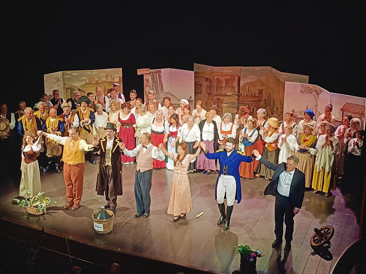 Giulia113208470's tweet image. "Una furtiva lacrima
negli occhi suoi spuntò
quelle festose giovani
invidiar sembrò..."

L'ELISIR D'AMORE 🌹🎶🎵🎶
musica: Gaetano Donizetti
libretto: Felice Romani
1832

Ensemble Amadeus
Teatro Tirinnanzi
Legnano

Opera lirica🌹🎶🎵🎶
Foto personale📸

#fotografia #photography