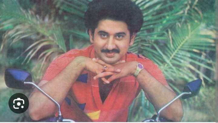 SkydreamMedia's tweet photo. ఒకనాటి సూపర్ స్టార్ సుమన్....ఎందుకు పడిపోయాడు ?

సుమన్ ఇప్పటి వారికి ఆయన ఒక క్యారెక్��ర్ ఆర్టిస్ట్ గా విలన్ గా మాత్రమే తెలుసు . 90లలో ఆయన ఒక మీడియం రేంజ్ హీరోగా తెలుసు . కానీ 80లలో మాత్రం సుమన్ అంటే మాస్ అండ్ యాక్షన్ మూవీ లవర్స్ కు పండగ . ఆయన అప్పట్లో ఒక సూపర్ స్టార్ . అన్ని అనుకున్నట్టు జరిగితే ఇప్పటికీ టాలీవుడ్ సూపర్ స్టార్స్ లో ఒకరిగా వెలుగొందుతూ ఉండేవారు. 

ఆయన గురించి గుర్తొచ్చినప్పుడల్లా పాపం సుమన్ అని అనిపిస్తూనే ఉంటుంది. తమిళ్లో హీరోగా సక్సెస్ అయి తెలుగులో 1982 లో ��ంటర్ అయి కేవలం రెండేళ్లలోనే సూపర్ స్టార్ అనే ట్యాగ్ సంపాదించా��ు సుమన్. ఫైట్స్ లో కొత్త ట్రెండ్ సృష్టించి యాక్షన్ మూవీస్ ని ఇష్టపడే వారికి ఆరాధ్య దైవం అయ్యారు. మాస్ అండ్ యాక్షన్ ఇమేజ్ ఉన్న ఆయనకు లేడీస్ లో కూడా ప్రత్యేకమైన ఫాలోయింగ్ ఉండేది. 

అప్పటికే  చిరంజీవి ఖైదీతో స్టార్ హీరో అయ్యారు. దాంతో చిరంజీవి సుమన్ మధ్య పోటీ ప్రారంభమైంది. ఇద్దరు కుర్రాళ్ళ అవ్వడం అన్ని విభాగాల్లోనూ అద్దరగొట్టడం వల్ల వీరి మధ్య ఒక టైంలో మంచి పోటీ ఏర్పడింది. మధ్యలో బాల���్య కూడా రావడంతో ముగ్గురు టాలీవుడ్ ని ఏలేస్తారు అనుకున్నారు. 1985 టైం కు సుమన్ రెమ్యునిరేషన్ 5 లక్షలు అప్పటికీ ఎన్టీఆర్ ఏన్ఆర్ కృష్ణ శోభన్ బాబు బాబు, కృష్ణంరాజు , చిరంజీవి ,శ్రీదేవికి మాత్రమే అంత రెమ్యునిరేషన్ ఇచ్చారు. 

ఆయన డేట్స్ కోసం నిర్మాతలు క్యూ కట్టేవారు. పెద్ద పెద్ద తెలుగు తమిళ్ డైరెక్టర్స్  ఆయనతో మూవీ చేయాలని స్వయంగా అడిగారు. చెన్నైలో ఆయన ఇంటికి రోజు వందల మం��ి అభిమానులు వస్తూ ఉండేవారు. అలాంటి స్టార్ కి సడన్ గా ఒక విపత్కర పరిస్థితి వచ్చింది. అది అలాంటిది ఇలాంటిది కాదు తన కెరీర్ నే తలకిందులు చేసేంత సమస్య  . 

తనని వ్యక్తిగత కసితో కొంతమంది కుట్రపన్ని గుండాగిరి అండ్ బ్లూ ఫిల్ కేసులో ఇరికించారు. బెయిల్ కూడా రాకుండా చేసిన ఆ కేసు వల్ల నాలుగు నెలల దుర్భర జైలు జీవితం గడపాల్సి వచ్చింది సుమన్. అప్పుడే ఇండస్ట్రీ ఎలా ఉంటుందో ఆయనకు అర్థమైంది. నలుగు��ు , ఐదుగురు తప్ప మిగతా ఎవరూ ఆయనకు సపోర్ట్ చేయలేదు. దీంతో సుమన్ ఇంకా మానసికంగా కుంగిపోయారు. 

తాను జైలు నుండి బయటకు వచ్చినా సరే ఏదో గిల్టీ ఫీలింగ్ తో అందరూ ఆయనను చూసేవారు. అప్పటివరకు ఆయన డేట్స్ తీసుకున్న నిర్మాతలు ఆయనతో పని చేద్దాం అనుకున్న డైరెక్టర్లు అన్ని క్యాన్సల్ చేసుకున్నారు. సుమన్ పై ఉన్న నింద నిజమే అని చాలా మంది నమ్మేవారు. 

కొంతమంది దీని వెనుక సినిమా పెద్దలు ఉన్నారని పుకార్లు పుట్టించారు. జైలు నుంచి వచ్చాక ఆయన చేసిన మూవీస్ కి అంతకు ముందులా క్రేజ్ లేకపోవడంతో ఆయన రెమునరేషన్ తగ్గిపోయింది. దాంతో డబ్బు కోసం వచ్చిన ప్రతి సినిమా ఒప్పుకొని హిట్స్ అండ్ ఫ్లాప్ తో సంబంధం లేకుండా మూవీస్ చేసుకుంటూ పోయారు సుమన్. అలా హీరోగా తన క్రేజ్ తగ్గుతూ వచ్చింది. 

చిరంజీవి . బాలకృష్ణలతో సమానంగా ఉంటాడు అనుకుంటే కనీసం వారికి దగ్గరలో కూడా నిలవ��ేకపోయాడు. నాగార్జున వెంకటేష్లు హీరోలుగా సక్సెస్ అయ్యాక ఇక సుమన్ డౌన్ ఫాల్ స్టార్ట్ అయింది. వెంకటేష్ తో కలిసి కొండపల్లి రాజా మూవీలో ఒక సైడ్ హీరోగా నటించారు సుమన్. 

అలా చివరికి క్యారెక్టర్ ఆర్టిస్ట్ గా కొంతకాలానికి విలన్ గా మారిపోయారు. అలనాటి సూపర్ స్టార్ సుమన్. చేయని తప్పుకి బలైపోయి ఆ బాధలో కెరీర్ ని సరిగ్గా ప్లాన్ చేసుకోలేక ఫేడ్ అవుట్ అయ్యారు సుమన్  . తన కథ వ్యధ వింటే ఎవరైనా అయ్య�� పాపం అనక మానరు .

అసలు సుమన్ జైలు వెనుక కుట్ర , కథ ఇంకో పోస్ట్ లో వివరంగా తెల్సుకుందాం ...Follow Our Page