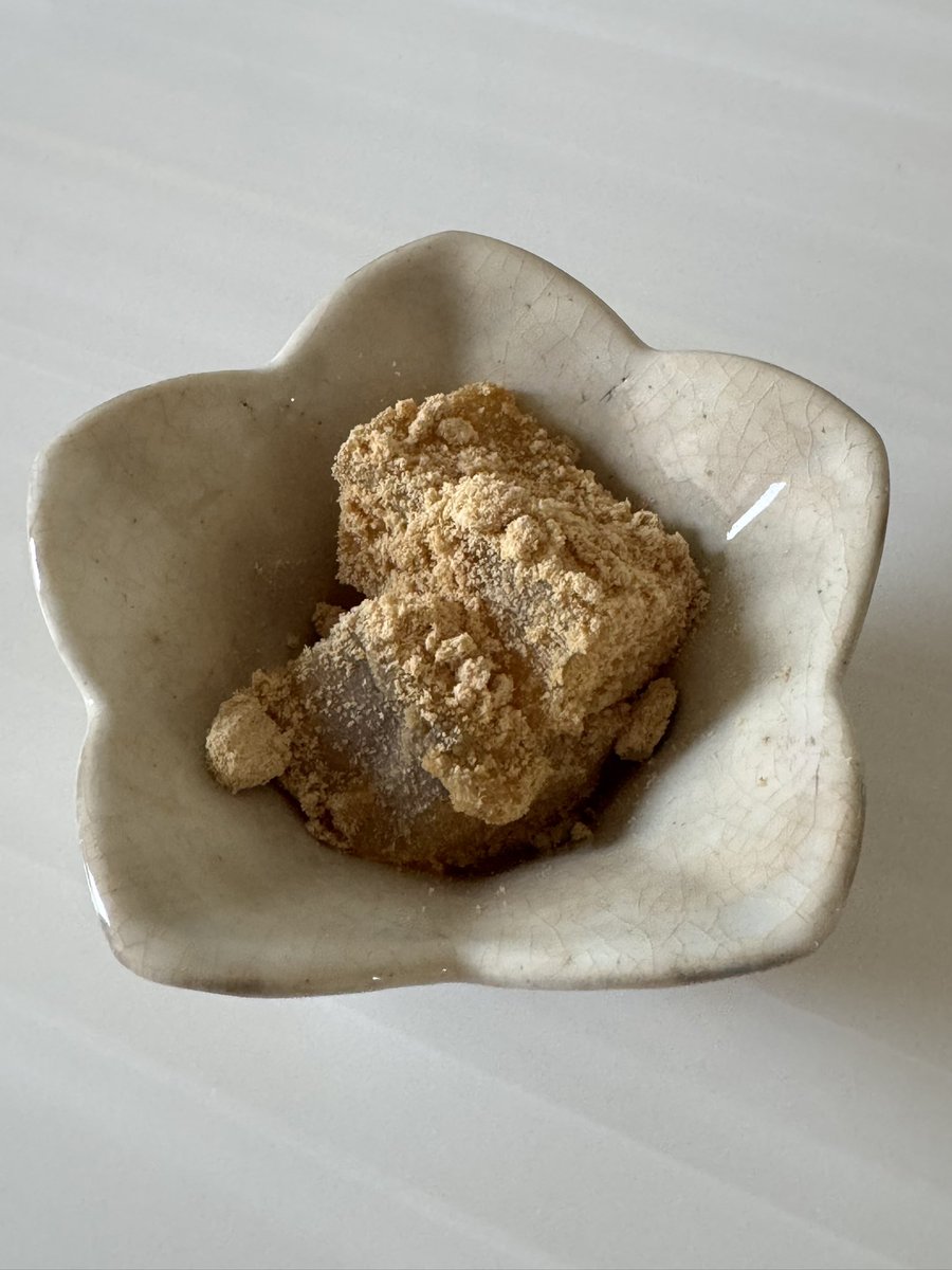わらび餅うま！
これは近所のスーパーの安いやつだけど
わらび粉100%の本物、いつか食べたい