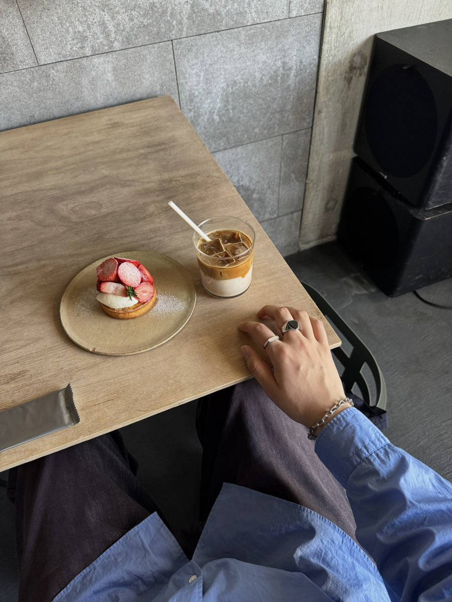 r4/11 🐳04 tweet media