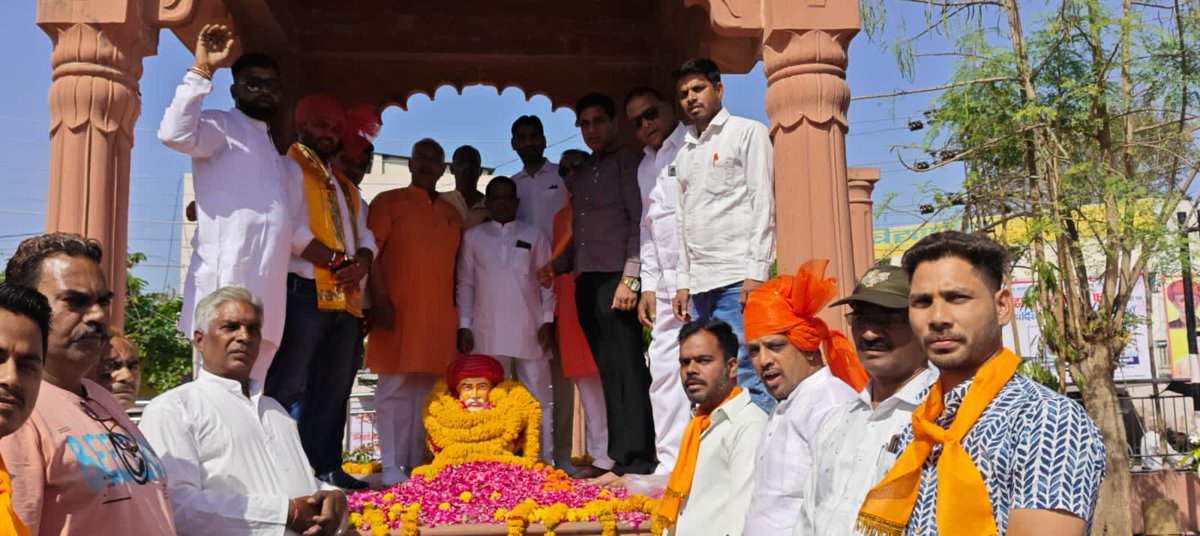 महान समाज सुधारक, विचारक एवं नारी शिक्षा के अग्रदूत महात्मा ज्योतिबा फुले जी की जयंती पर आज हम सभी ने श्रद्धा एवं सम्मान के साथ उनकी प्रतिमा पर माल्यार्पण कर उन्हें भावपूर्ण नमन किया। 🌼🙏

इस अवसर पर उपस्थित साथियों के साथ उनके आदर्शों को आत्मसात करने, समाज में शिक्षा 1/3