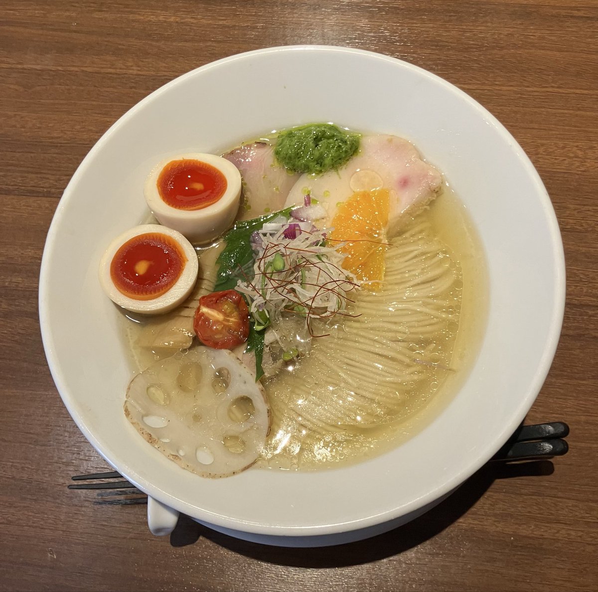 spoon_obasan's tweet photo. らあめんあじるく＠大塚
限定　炭焼き地鶏出汁塩らあめん
+味玉
端正で美しいヴィジュアル✨
地鶏の旨味を感じながらもスッキリと香ばしいスープ💯
美味しく炊いてある筍💯
葱の青い所のペーストも味変に💯食材を余す所なく活かす工夫が素晴らしい👏今日のお水にはオレンジ🍊ほんのりした苦味と香り💯 https://t.co/pxhgKDP3iX
